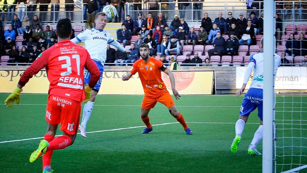 Omar Eddahri gör här sitt första allsvenska mål när han nickar in reduceringen.