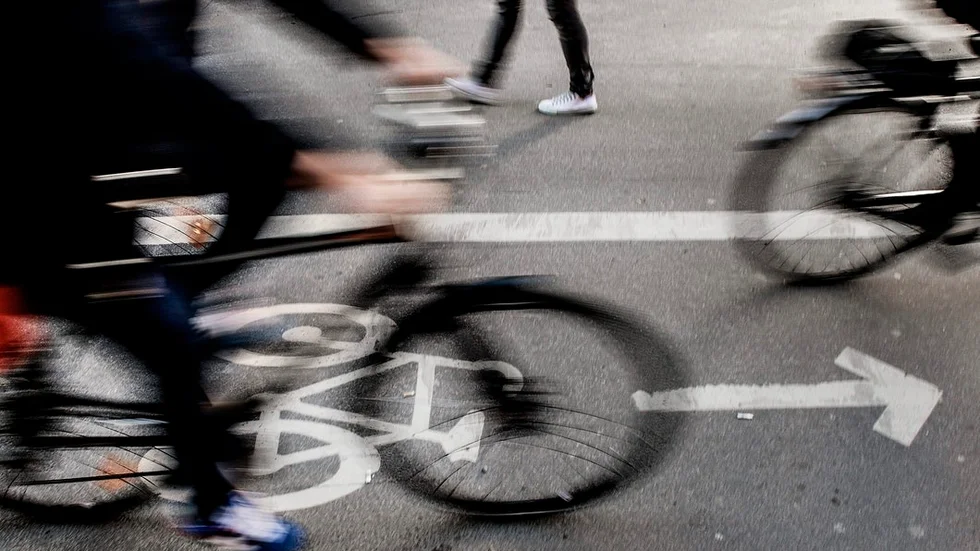 Länets cykelstrategi bör revideras och då jämkas samman med de cykelplaner som nu finns i åtta av nio kommuner, menar regionförbundets strateg.
