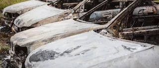Flera bilar i brand på bilfirma