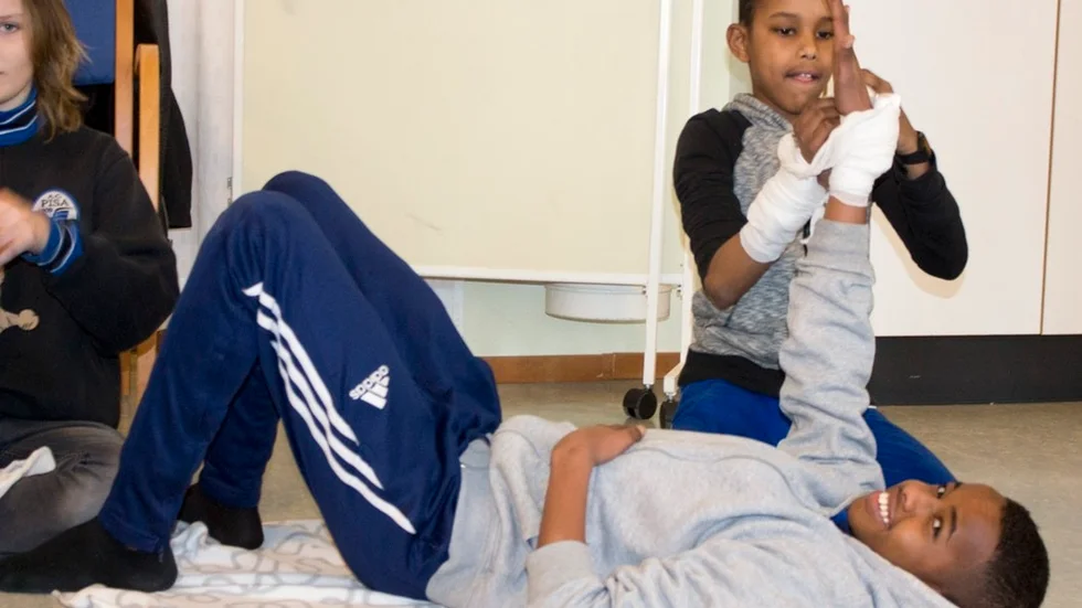 Mohamad Abdi och Ahmed Nuur i klass 5b övar första hjälpen på varandra.