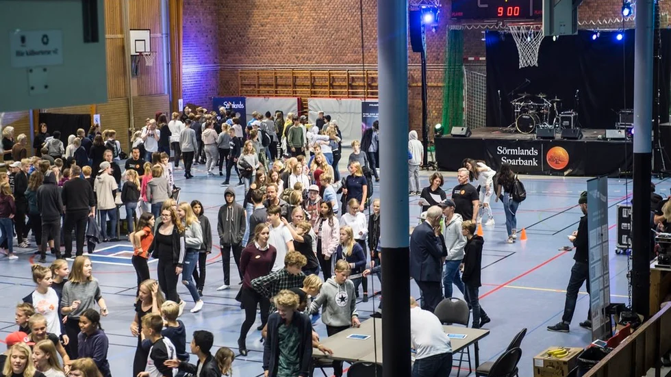 Hundratals elever samlades i Sporthallen i Nyköping i torsdags. Syftet var att tillsammans motverka mobbing.