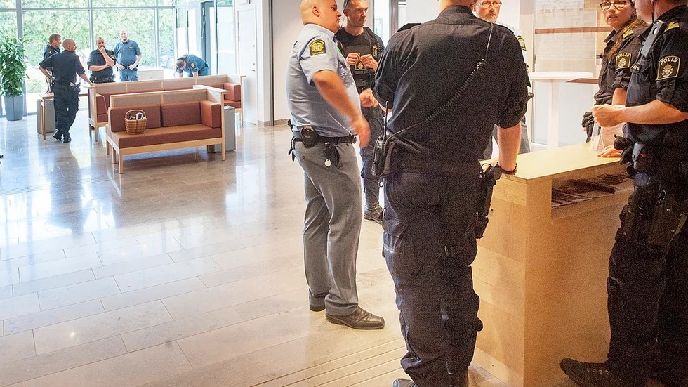 Polis och väktare har hårdbevakat rättegången.
