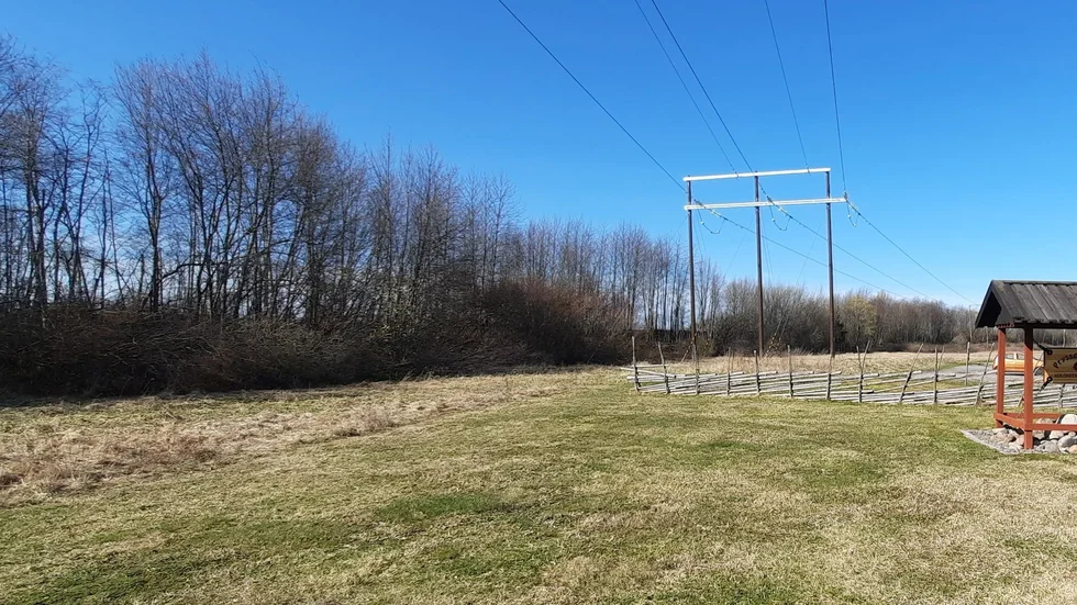 Här vid Bråvalla trafikplats på E4 kunde Norrköpings nya station ligga. Men i Norrköping lyckades kommunen få bli kvar i praktiskt taget det gamla stationsläget som fordrar en tunnel, skriver Håkan Norén.  