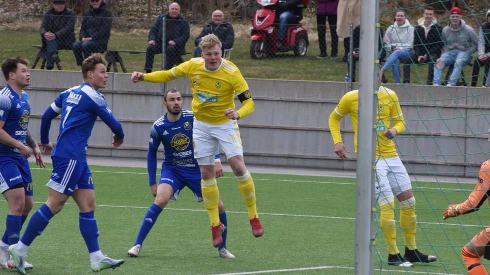 Oskar Olsson-Grönqvist har etablerat sig snabbt i Kisas mittförsvar och bär lagkaptensbindeln.