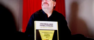 Clas Glenning: "Jag ville skriva om samhället och fotbollen"