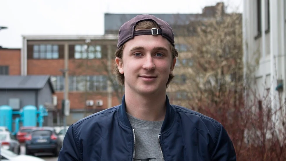 Fabian Falk, 18 år från Katrineholm vill helst inte göra värnplikt. ”Jag har egentligen inget emot det, men jag har inte tiden till det. Jag spelar fotboll i Värmbol och vill satsa på fotbollen. Det skulle inte vara så bra att vara borta från den ett helt år”, funderar han.