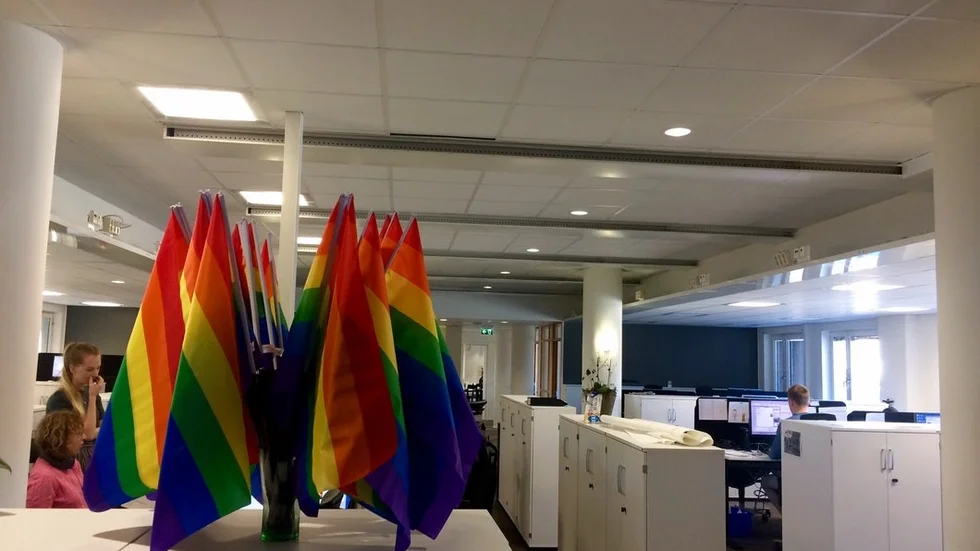 Prideflaggor på Katrineholms-Kurirens redaktion.