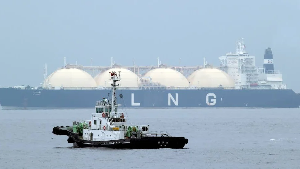 LNG är naturgas som kylts ned till flytande form. Runt om i världen finns hamnar som tar emot pråmar för direkt lossning till lastbilar, berättar Staffan Thelander.