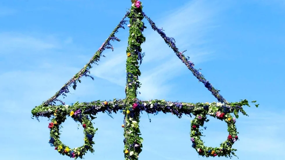 En ståtlig sörmländsk midsommarstång.