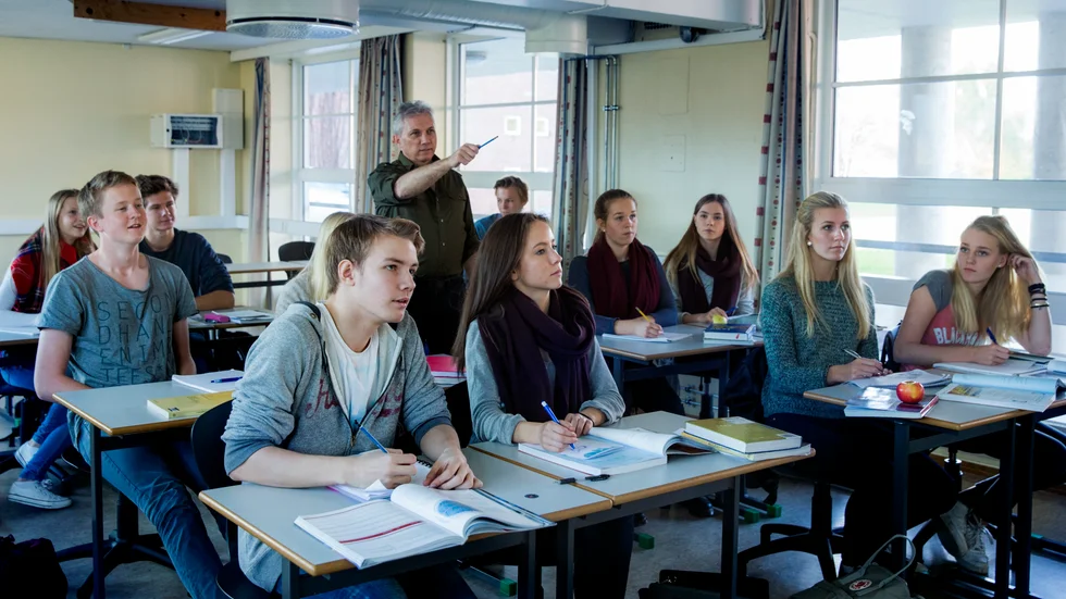 De som ska driva skola ska uppfylla ett demokrativillkor. Men ett förbud mot skolor med konfessionell inriktning skulle av många som berördes ses som både trakasserande och diskriminerande.