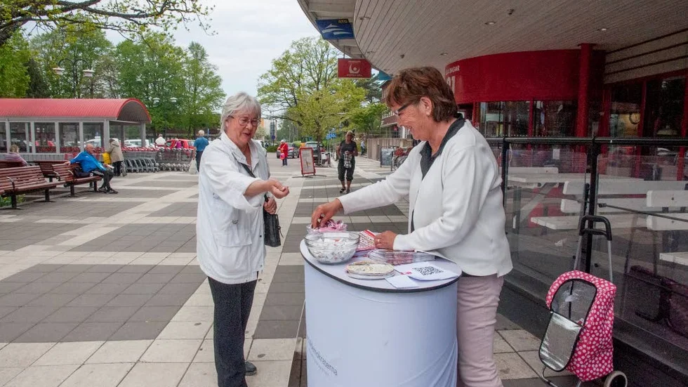 Benita Vikström (S) till höger, här under EU-valskampanj på Järntorget, Oxelösund 2019.