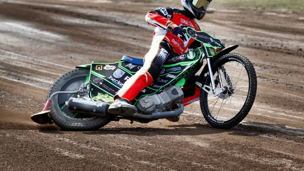 Polacken Mateusz Szczepaniak får göra debut i smedvästen borta mot Piraterna under tisdagen.