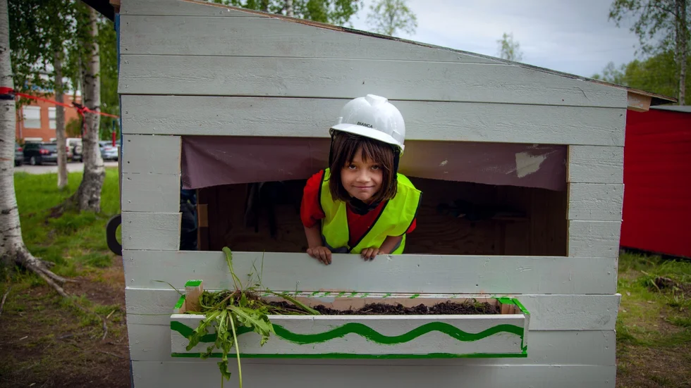 Bianca Jakobsson, 9, tycker om inredningen i kojorna och att måla har varit de roligaste momenten. Inför fredagens husvising känns det spännande. "Det känns bra redan nu", säger hon.