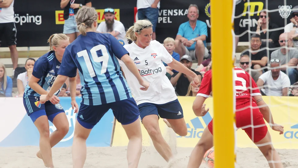 Ex-allsvenska Maria Karlsson höll mest till på vänsterkanten även här.