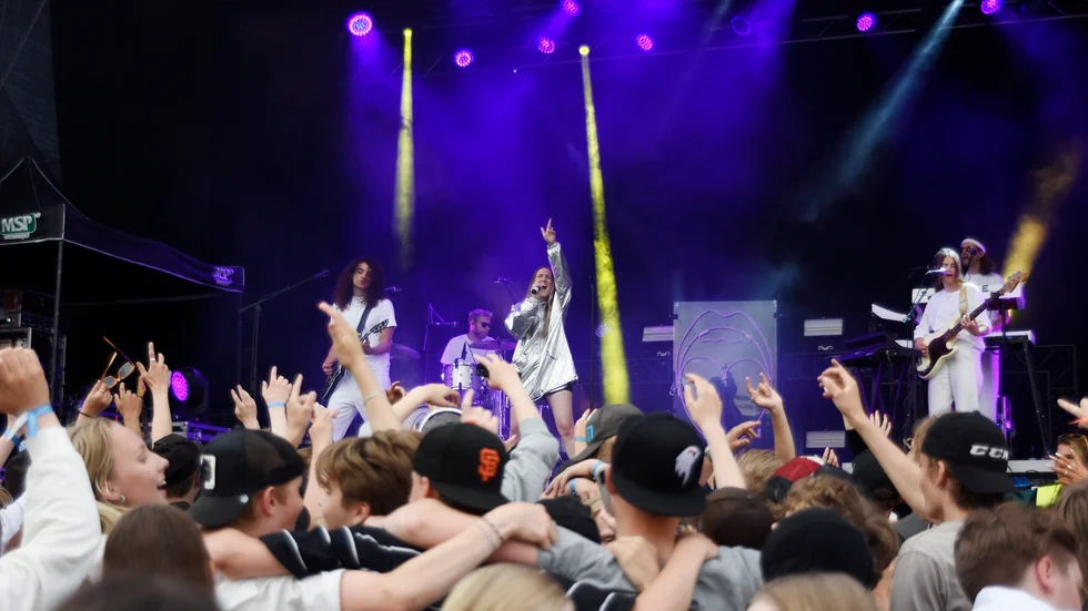Myra Granberg fångar den unga publiken på Kirunafestivalen.