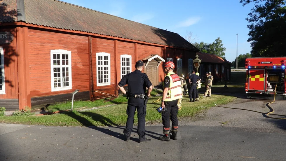 "Det är en speciell byggnad och flammar det upp igen, så kan det gå väldigt snabbt", sade Daniel Agerhult, vakthavande befäl på räddningstjänsten.