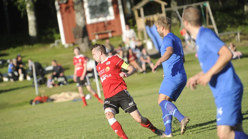 Runtunakaptenen Marcus Eriksson jagar boll. Runtuna fick en kalasstart i derbyt men Råby tog över och vände till seger. 