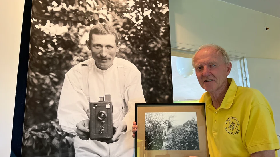 John Alinder hade ett speciellt sätt att fotografera på som gjort avtryck i den internationella fotovärlden. Här står släktingen Per Johansson med ett av sina egna fotografier intill en storbild på Alinder själv.