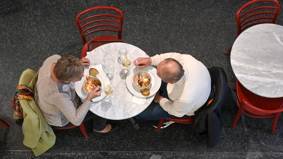 Inte bara vad vi äter, utan när vi äter kan vara faktorer som påverkar risken för cancer, enligt Uppsalaforskarna. Foto: Anders Wiklund / TT 