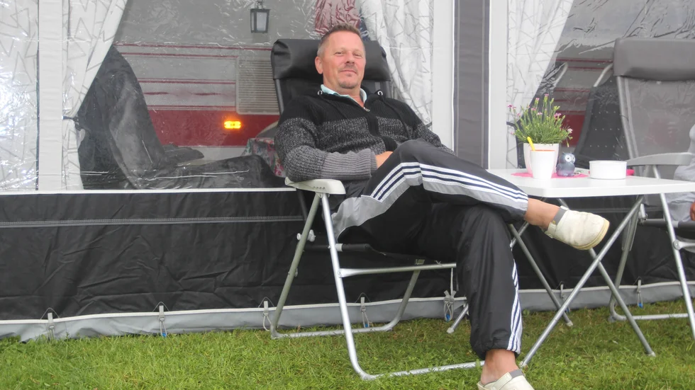 Joacim Lindgren är stammis på Djulö camping sedan många år. Han kom till Katrineholm samma dag som det misstänkta mordet skett, men känner sig lugn. 