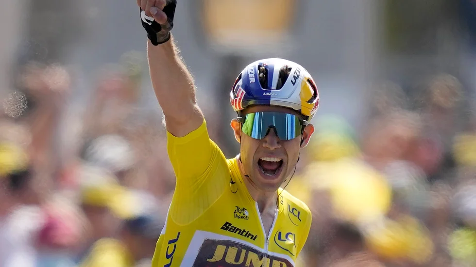 Belgaren Wout van Aert jublar efter sin första etappseger i årets Tour de France.