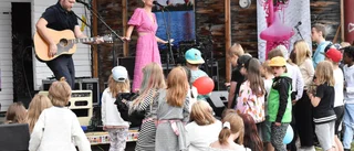 Världens fest levde upp till namnet • Anna Bergendahl och Hasse Brontén de stora dragplåstren • Se även bildspel från Sjöparken