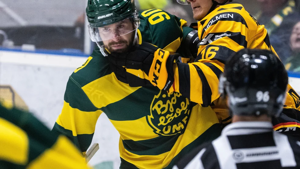 Linus Lindström gjorde två mål mot Björklöven. "Det är väl inte  det snyggaste målet jag har gjort", säger han. 