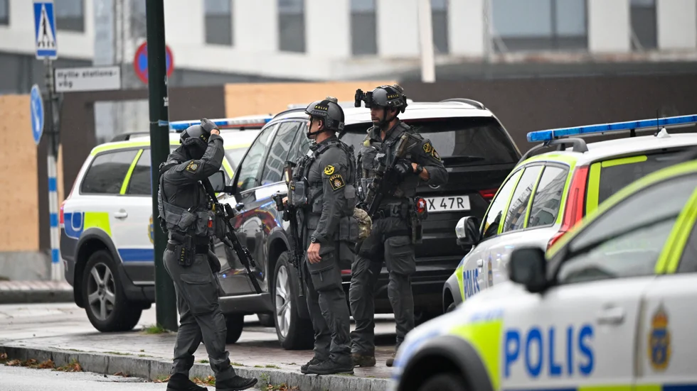 Två personer har skadats i samband med en skottlossning på köpcentrumet Emporia i Malmö.