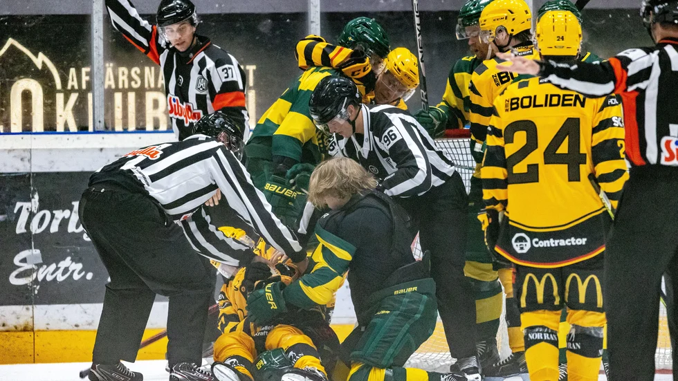 Gruff mellan Max Lindholm och Kim Johansson i derbyt 2022.