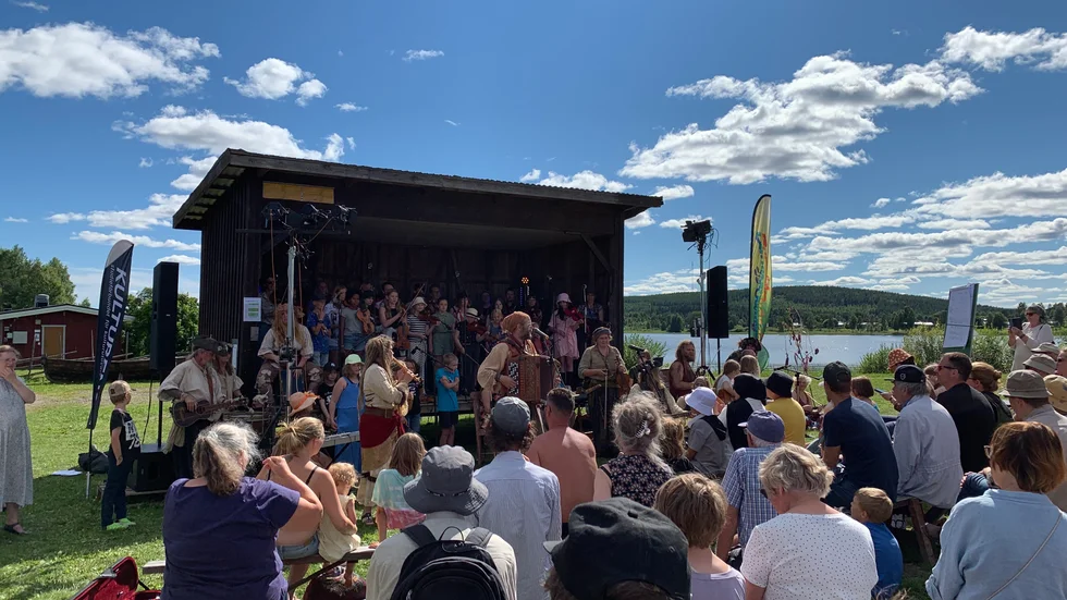 Burträsksvängen är en festlig träff för den som gillar folkmusik.