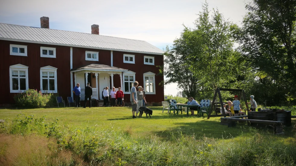 Lördagens öppet hus på gammelgården lockade flertalet besökare redan från start.
