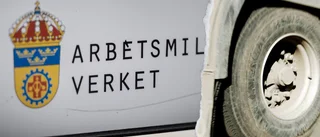 Person föll från lastbilsflak vid lastning av gods på industriföretag