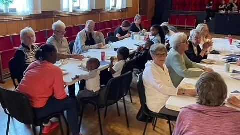 Hyresgästerna fick förutom bra mat även en möjlighet att prata en stund med varandra.