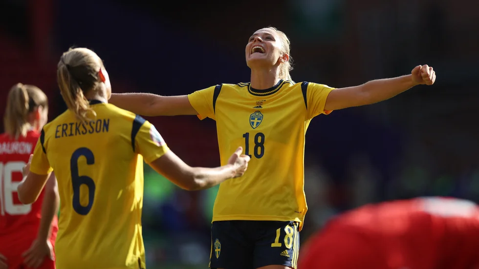 Fridolina Rolfö jublar efter ett av de svenska målen under pågående EM.