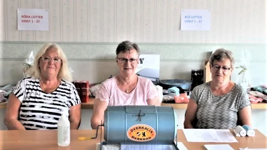 Lottförsäljarna från vänster: Greta Forsman, Anita Elfmark och Eva Engström.