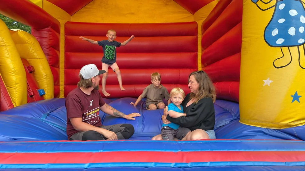 Det är full fart på Löts camping i sommar – och full fart i hoppborgen, som uppskattas av de tre barnen i familjen Styrkekrona som rest till Strängnäs från Halmstad. På bilden syns pappa Joakim och mamma Lina tillsammans med barnen Aron, Walter och Vilgot Styrkekrona.