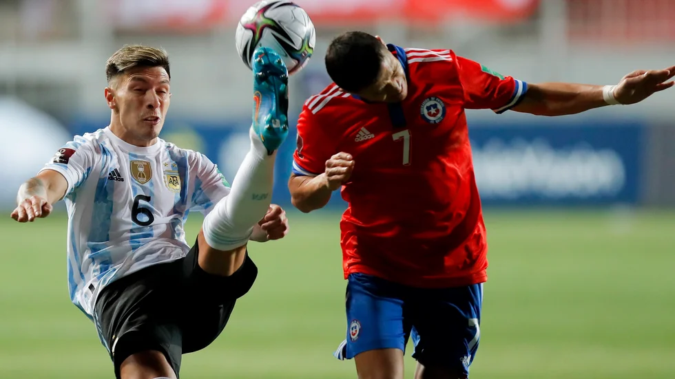 Färske United-spelaren Lisandro Martinez, här i duell med förre United-floppen Alexis Sanchez. Arkivbild.