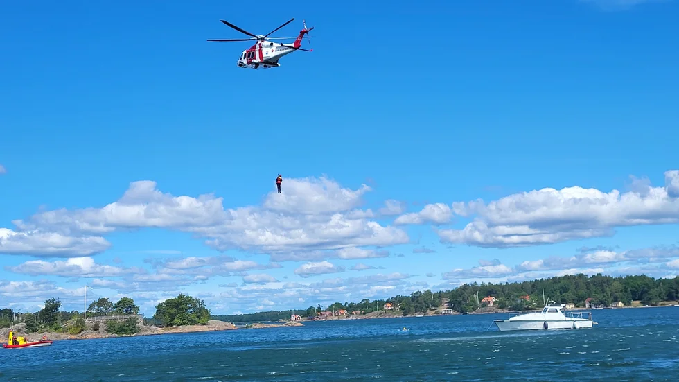 Sjöfartsverkets helikopter visade upp hur en räddning av människor i nöd på sjön går till.