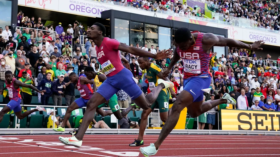 Fred Kerley korsar mållinjen som världsmästare på 100 meter i Eugene, USA.