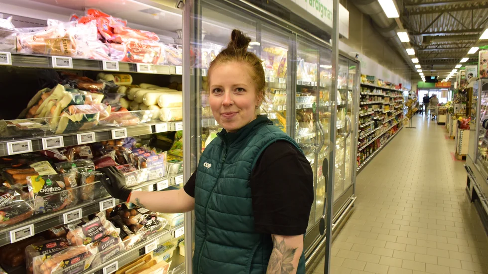 Nathalie Larsson, butikschef på Coop i Vimmerby, menar att korv är en av varorna som det gått åt mycket av i veckan. "Det är mycket kunder och mycket rörelse i butiken", berättar hon.