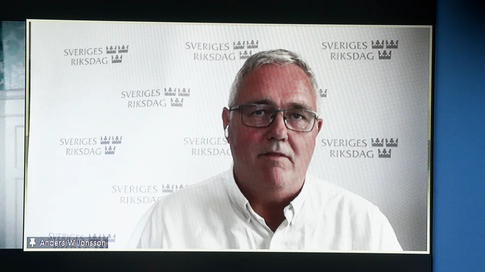Anders W Jonsson på skärm under onsdagens pressträff.
