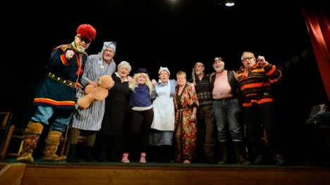 10-årsjubilerande Morjärvsrevyn har         premiär för årets upplaga på lördag. Plats på scenen tarTommy Wikström, Olle Sundkvist, Astrid Karbin, Viola Karbin, Margareta Sundkvist,             Seth Nilsson, Evert Nilsson och Henry Sundkvist.