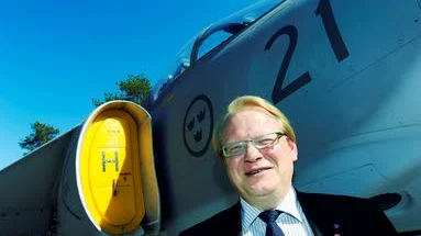 Peter Hultqvist, socialdemokraternas försvarspolitiska talesperson, förstamajtalar i Luleå och Boden. Under åren 19831988 bodde Hultqvist i Luleå när han var politsk redaktör på NSD.