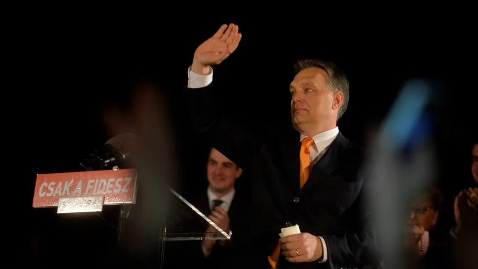 VIKTOR ÓRBAN. ”Csak a Fidesz” - ”Bara Fidesz”  - står det framför den ungerske premiärministern, som är klar för ännu en mandatperiod.