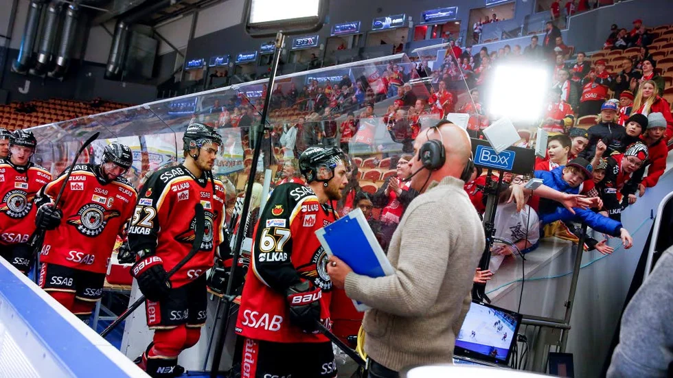 Bittra Uttåget. Karl Fabricius, nummer 52, är besviken över att Luleå Hockey blev utslaget redan i kvartsfinal.