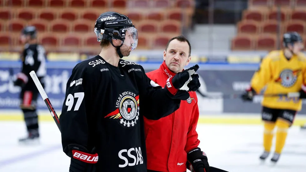 Taktiken är klar. Per Ledin och tränaren Thomas Berglund i samspråk  inför lördagens kvartsfinal på hemmais mot Växjö. Efter segern i torsdags har laget fått                            tillbaka en positiv känsla, och nu siktar Luleå på att vända matchserien.