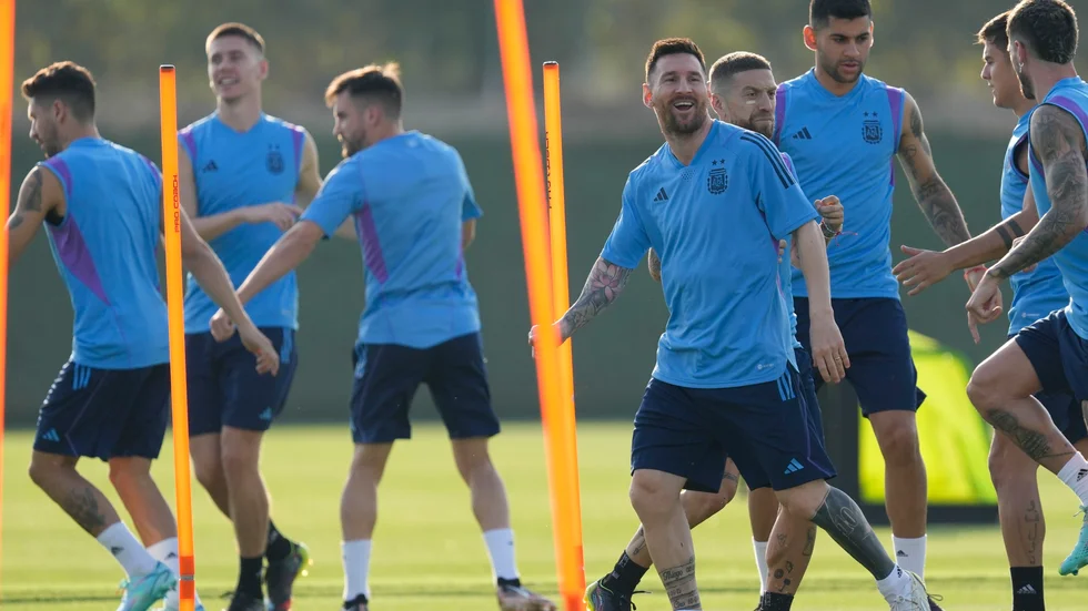 Argentina, ledda av superstjärnan Lionel Messi, inleder VM mot Saudiarabien under tisdagen.
