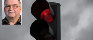 Irritation över trafikljusen: "Det finns risk att det ramlar ner grejer på passerande fordon"