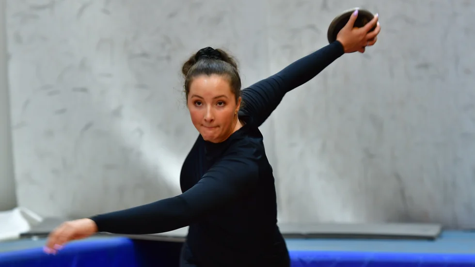 Caisa-Marie Lindfors hemma i IFU Arena i Uppsala innan knäoperationerna. Alldeles nyligen kastade hon sin första diskuskast på ett år och det gick sensationellt bra.