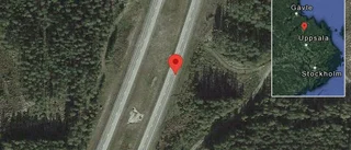 Personbil stillastående på E4 - helt stopp i ett körfält